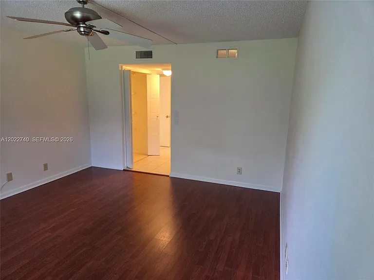 413 Lakeview Dr #104 — Photo 4