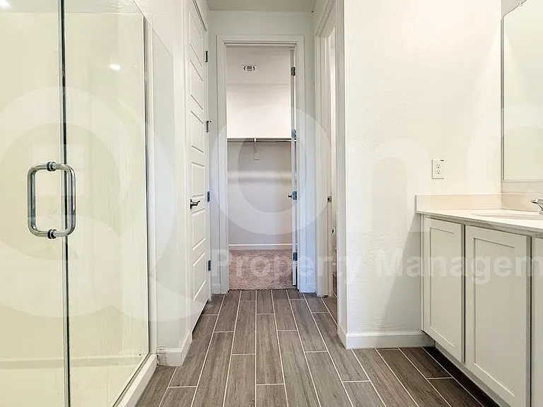 11225 E Ulysses Ave — Photo 4