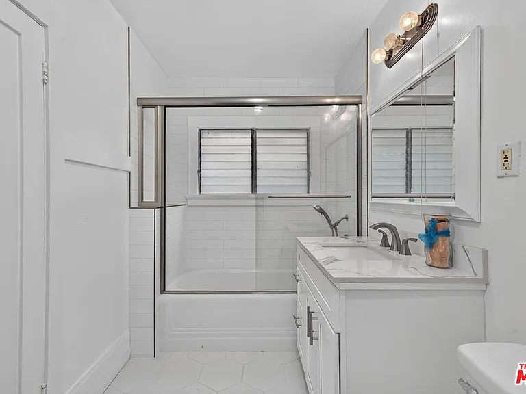 2215 W 21st St — Photo 38