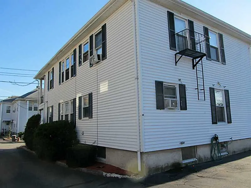 90 Lee Street — Photo 2