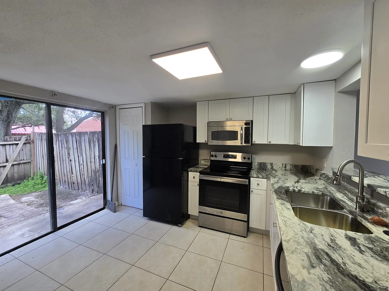 2 bed, 2.5 bath, 960 sqft, $1,700 — Photo 2