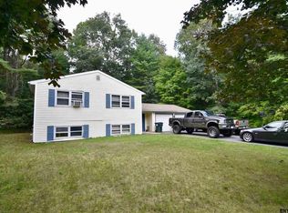 54 Rip Van Ln, Saratoga Springs, NY 12866
