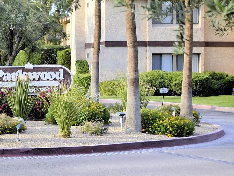 Parkwood Apartments — Photo 10