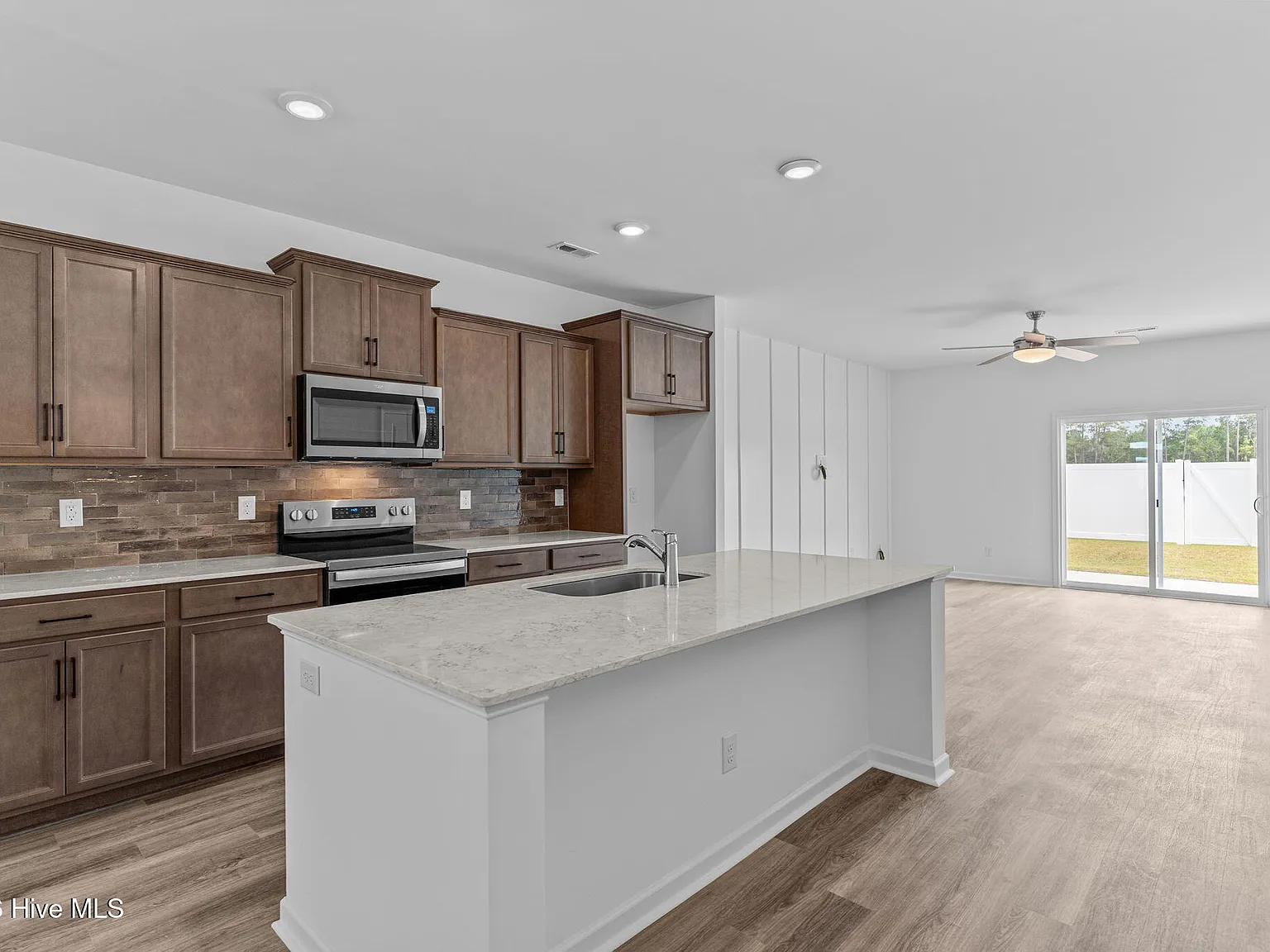 2 bed, 2.5 bath, 1816 sqft, $2,225 — Photo 2