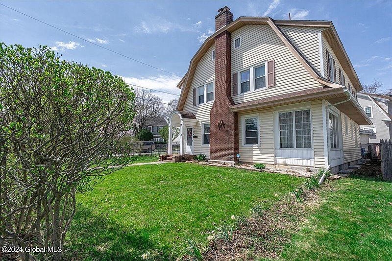 4th image of 32 Ryckman Avenue