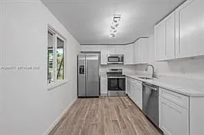3 bed, 2.0 bath, 1152 sqft, $2,300 — Photo 3