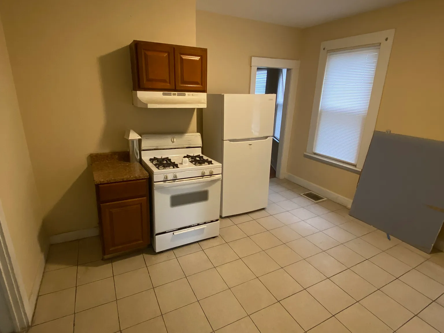 3 bed, 1000 sqft, $2,100 — Photo 4