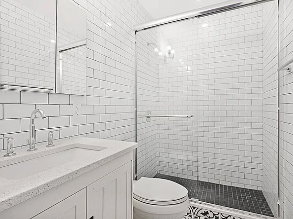 4th image of 443 Jefferson Ave APT 1L