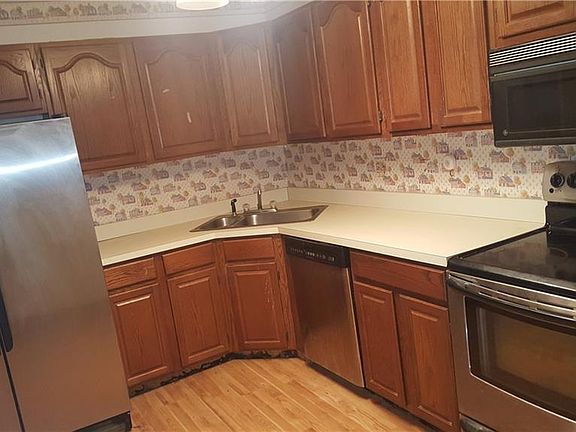 3rd image of 604 Essex Ct