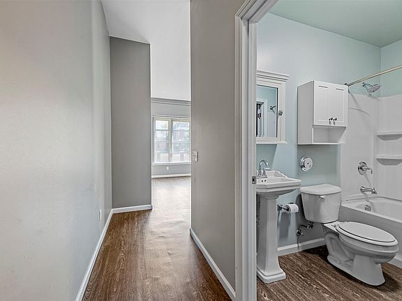 5th image of 4242 Lindell Blvd #106
