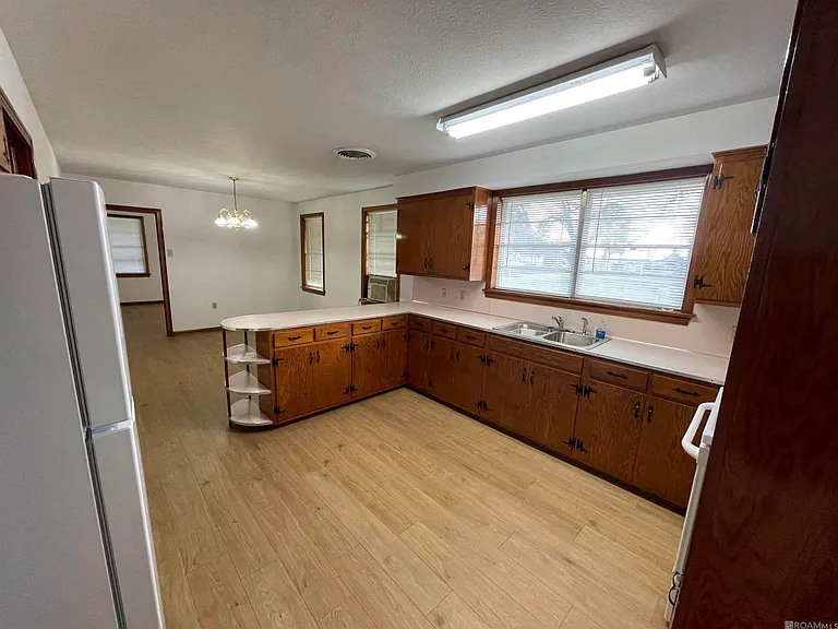 8037 Florida Blvd — Photo 3