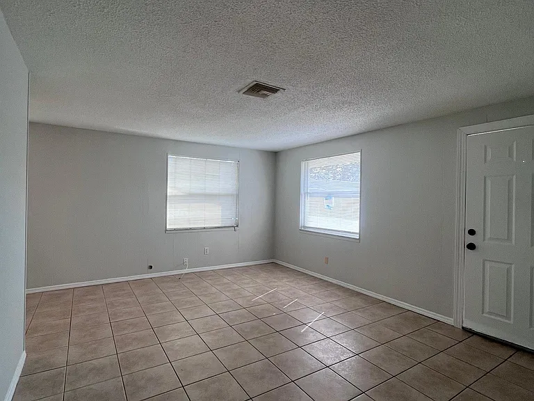 512 66th Ave W #B — Photo 10