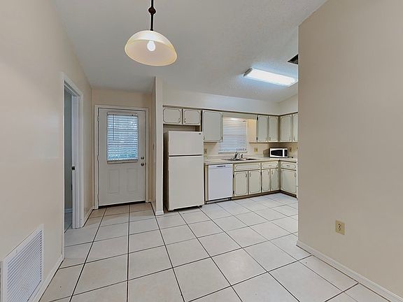 5th image of 32716 Blossom Ln