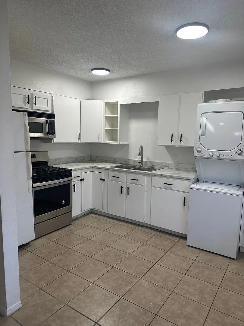 Building Photo - 2525 N 52nd St #6