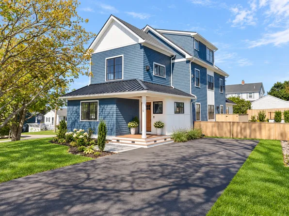 110 Newport Ave, Middletown, RI 02842