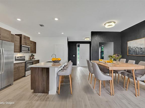 5th image of 437 NW 17th St #437