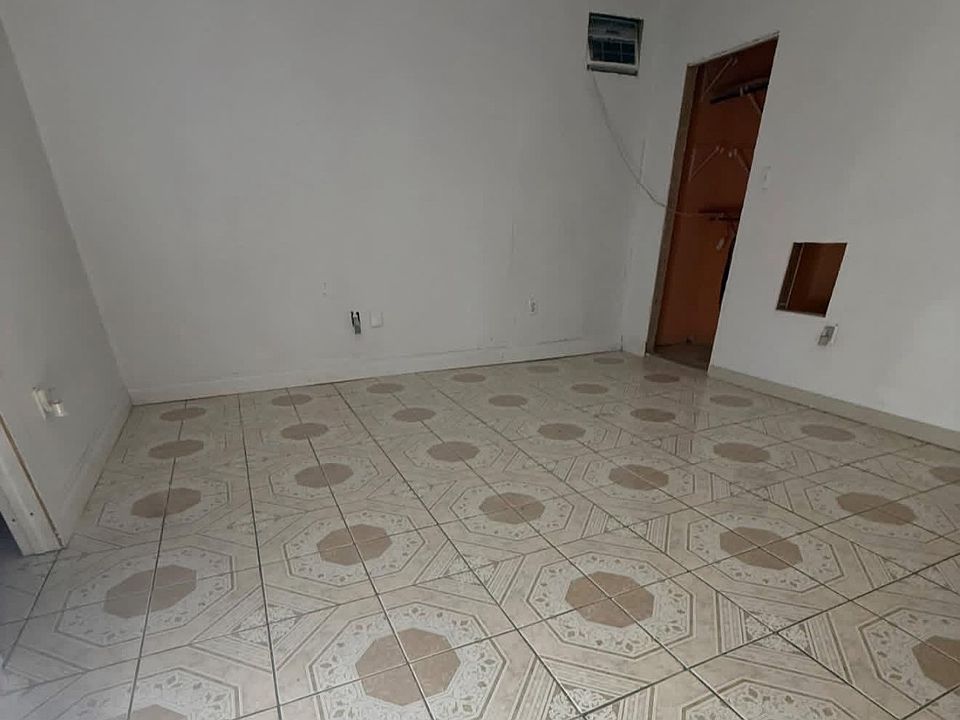 2nd image of 810 W 7th St