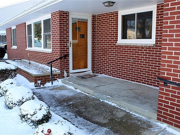 3rd image of 113 Belair St