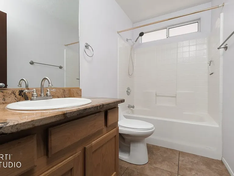 553 Emperor Ln — Photo 8