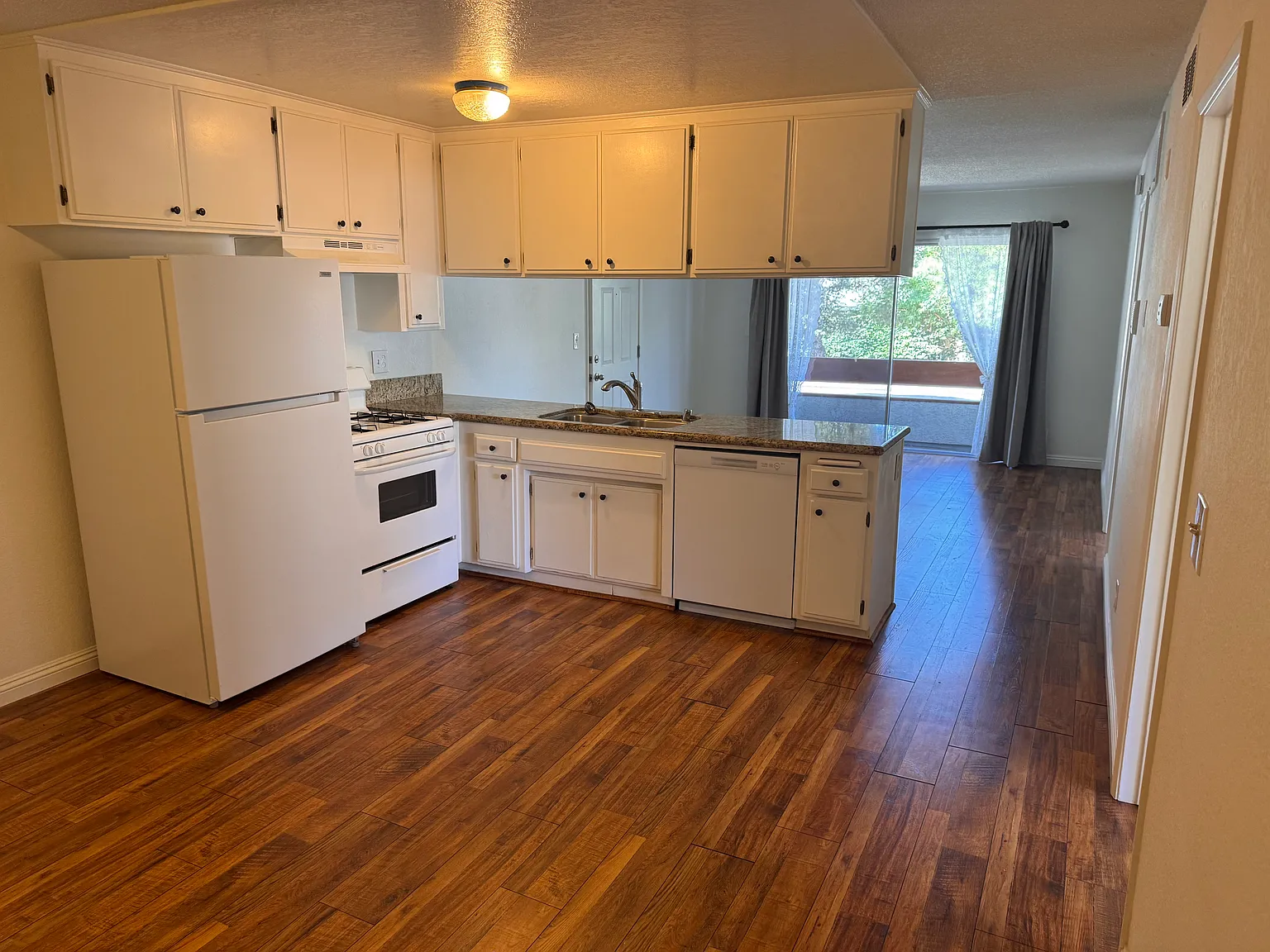 2 bed, 850 sqft, $2,480 — Photo 2