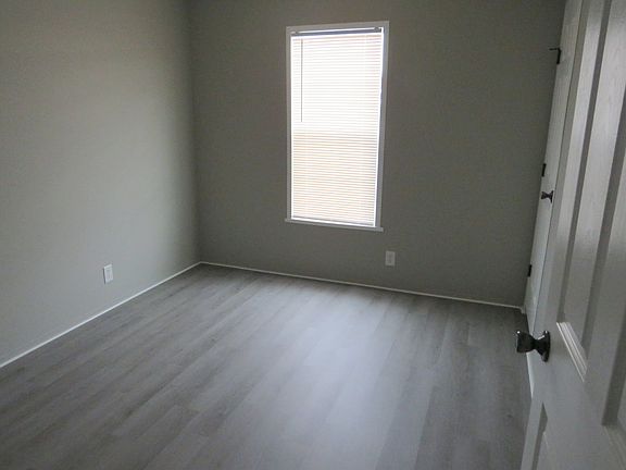 3rd image of 1092 Scarlet Oak E