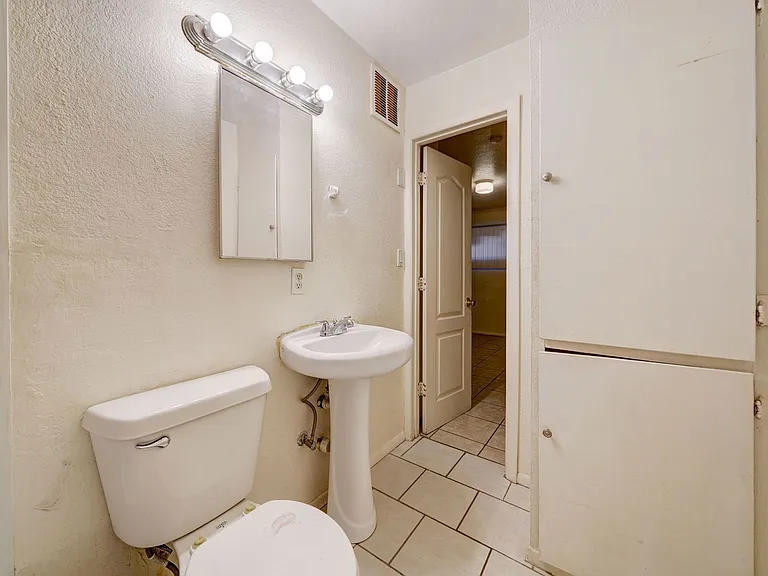 251 W Northern Ave #B — Photo 11