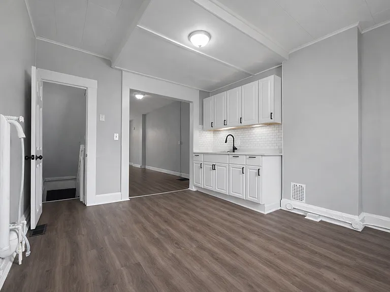514 N Curley St — Photo 5