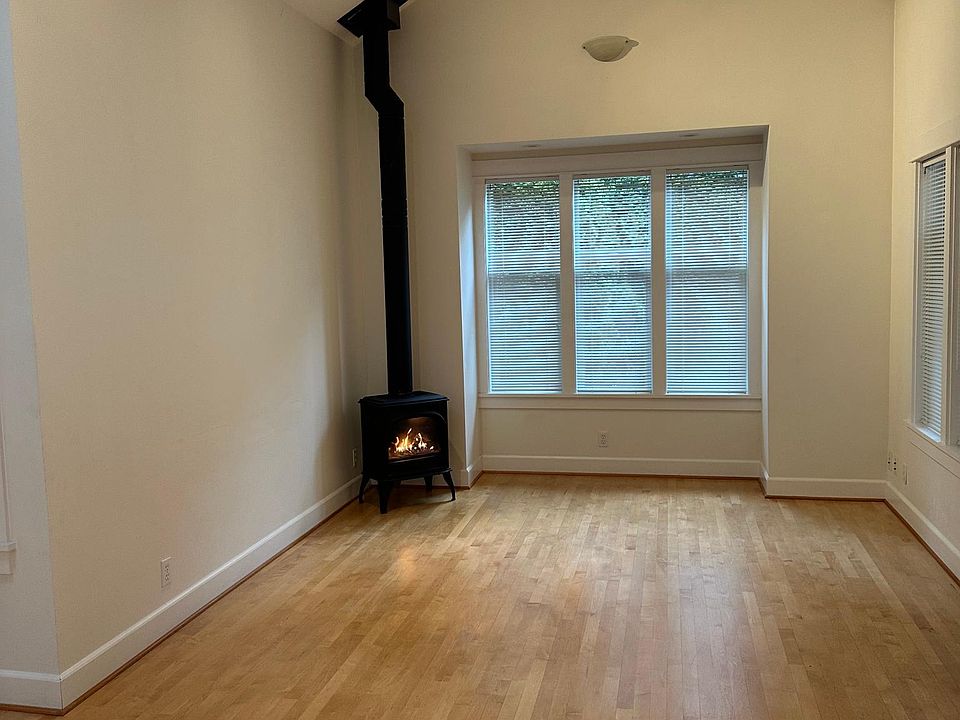 1st image of 315 Ericksen Ave NE