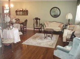 18 Winthrop Ave, Syosset, NY 11791