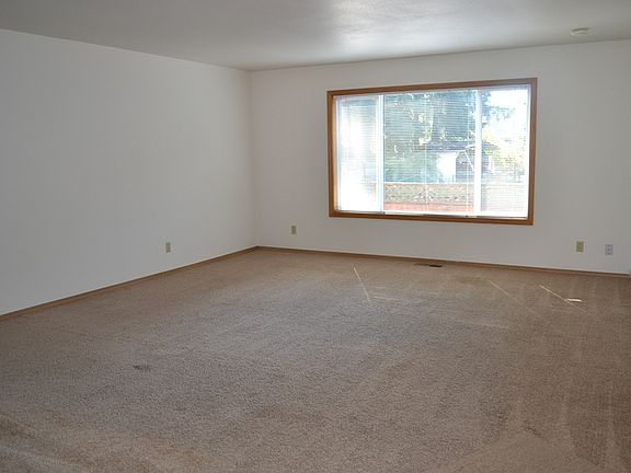 5th image of 275 N Blackberry Ave
