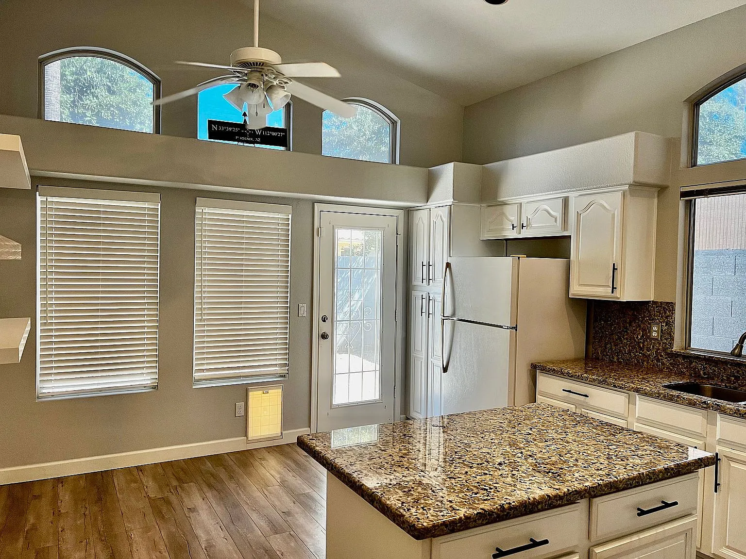 2 bed, 2.0 bath, 1090 sqft, $2,199 — Photo 2