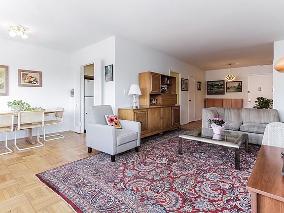 Living Room/Dining Area