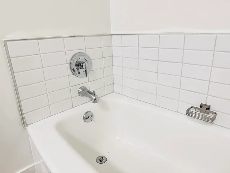 Sherman Oaks Apartments — Photo 12