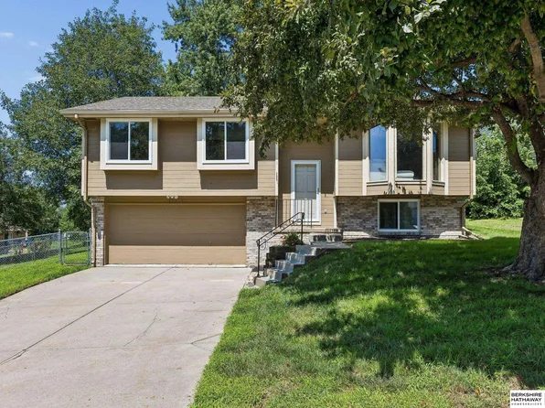 15322 Parker Plz, Omaha, NE 68154