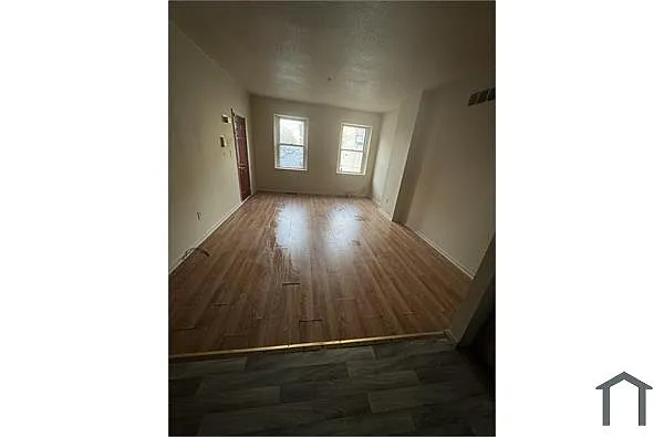 Building Photo - 716 E 7th St #B