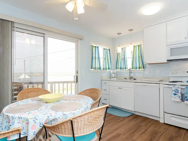 608 Waynick Blvd — Photo 9