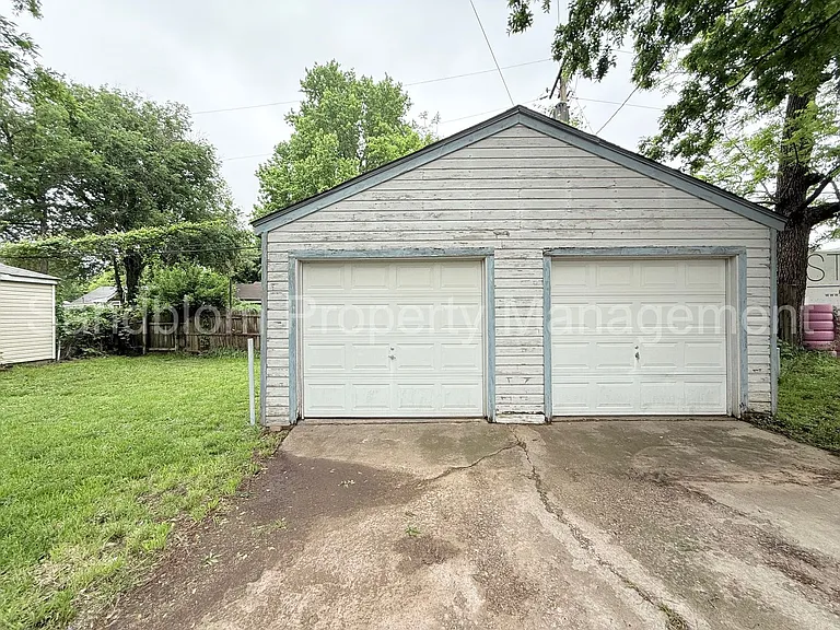 1135 E 37th St S — Photo 18