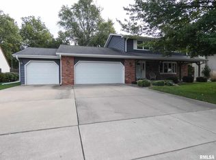 7008 N Fox Point Dr, Peoria, IL 61614