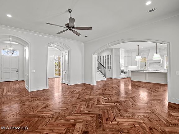 5th image of 208 Parke Dr
