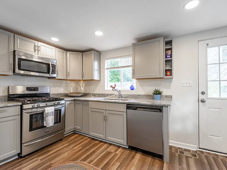8033 Edgewater Ave — Photo 11