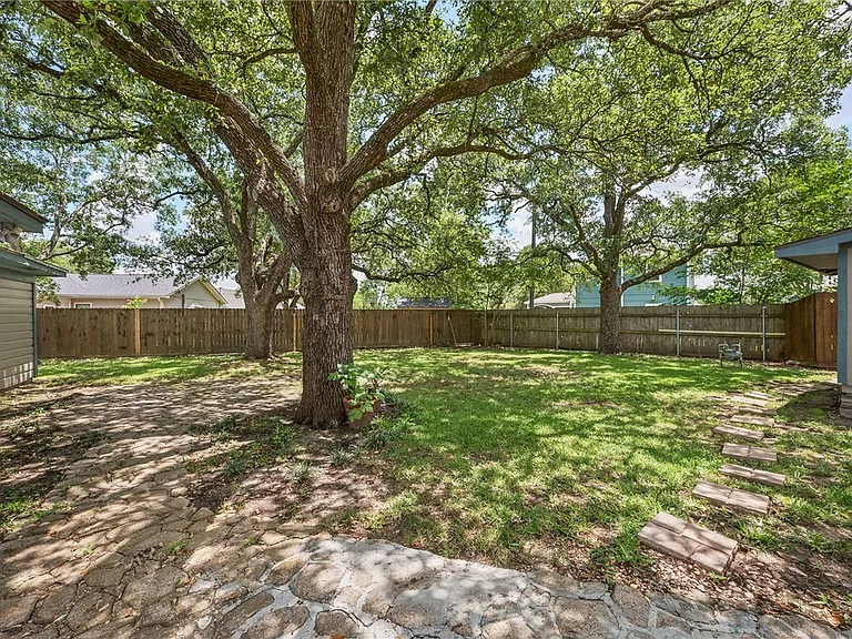 1030 Walton Dr — Photo 24