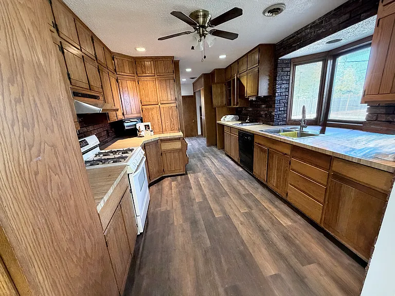 216 S Poplar St — Photo 3