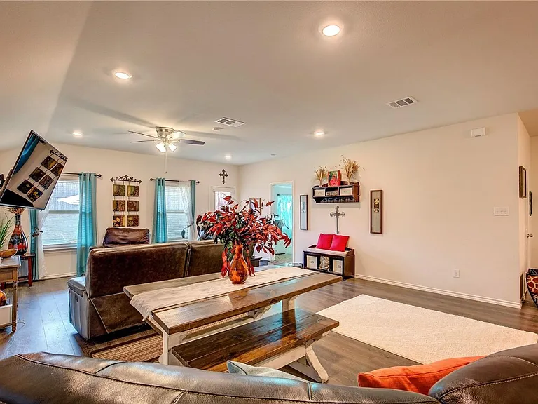 1004 Basswood Ln — Photo 22
