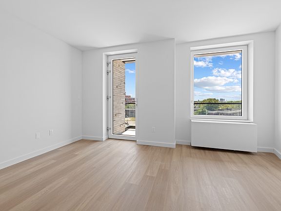5th image of 71-82 Parsons Blvd #610
