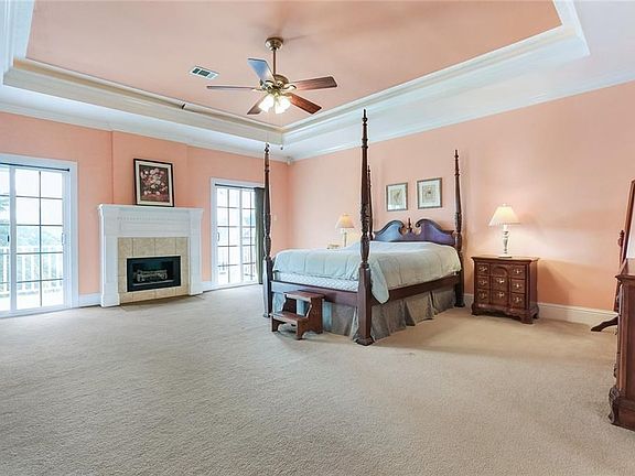 3rd image of 115 Laura Ln