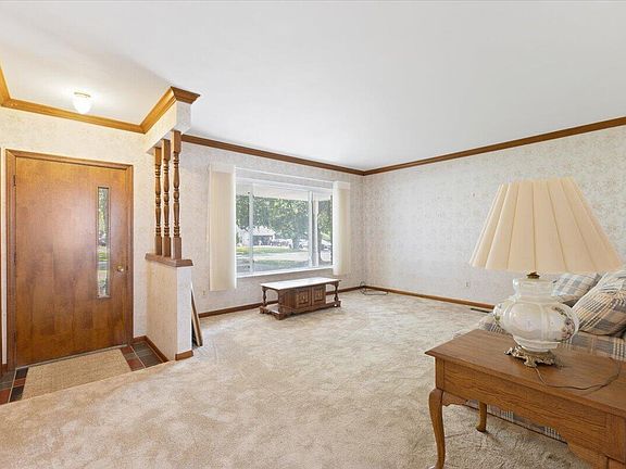 4th image of 44701 Brockton Ave