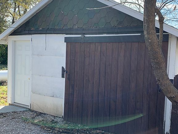 Detached garage 
