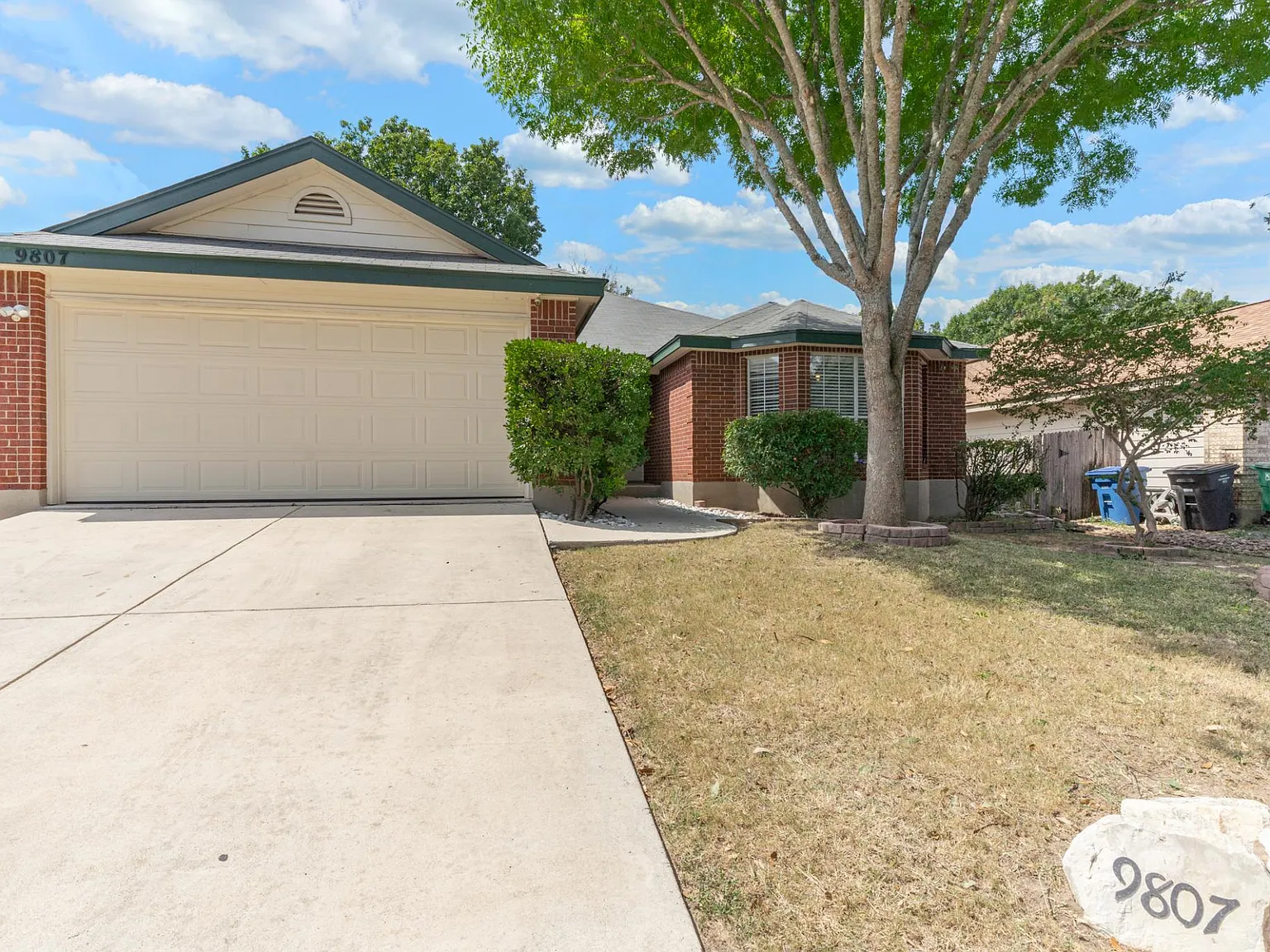 3 bed, 1827 sqft, $2,250 — Photo 2