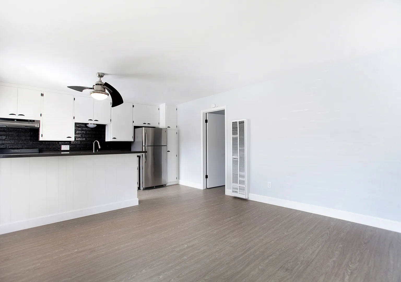 1413 Hemlock — Photo 1