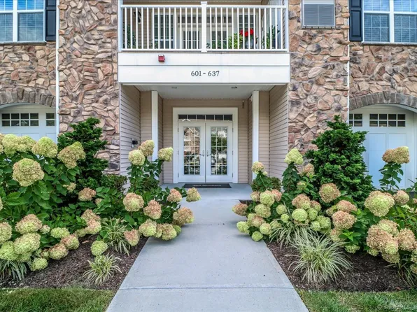 603 Brookside Court #603, Newtown, CT 06470